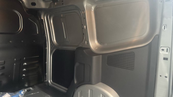 Ford Transit Courier E-Transit Courier 100kW 43kWh Trend Van Auto - Image 27